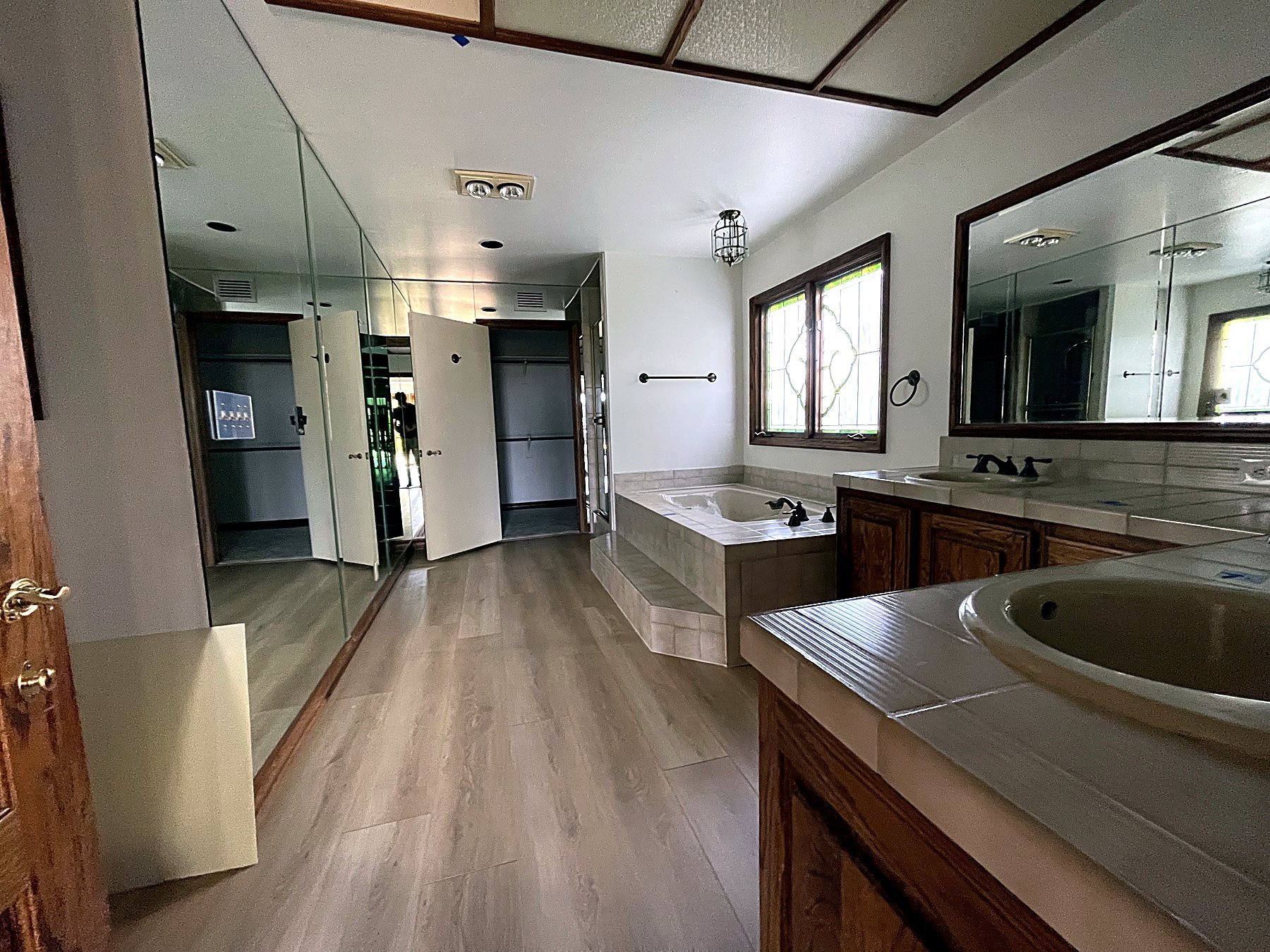Little Oak Lane primary bathroom before remodel